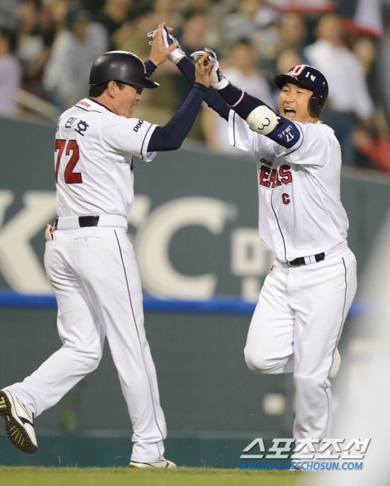 
	�λ� ����ö�� ���ı���� '������ 3��Ÿ'�� �� �� �ΰ��� ������ �����Ʊ� �����̴�. ����ö�� 10�� ��� SK�� 9ȸ�� ������ 3��Ÿ�� �Ͷ߸� �� ���ȣ 3����ġ�� �������̺긦 �ϰ� �ִ�.

���=������ ����  rainmaker@sportschosun.com


