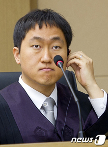 
		���� ù �ð���� �ǻ�� �ӿ�� �ֿ� ����Ϻ����� �ǻ簡 11�� ���� ���� ���� ����Ϻ�������� �λ��߹������� ���������� �ϰ� �ִ�. /����1
