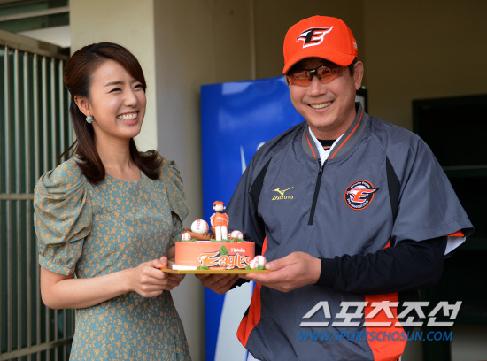 
	��ȭ �Ѵ�ȭ ������ ����� ������ Ȱ¦ ������. 11�� û�ֱ��忡�� ������ 2012 ���ξ߱� �Ե����� ��⸦ �յΰ� û�� KBS ������ �Ƴ���� �ռ� ���� ����ũ�� ��� �Ѵ�ȭ ������ ã�Ҵ�. ������ �Ƴ���� û�ֱ��忡�� ������ ������ ��⸦ �ƽ����ϸ� �Ѵ�ȭ ������ �����ߴ�. �Ѵ�ȭ ������ �� �Ƴ���� �Բ� ����ũ�� ��� Ȱ¦ ���� �ִ�. û��=����� ���� cjg@sportschosun.com/2012.05.11/


