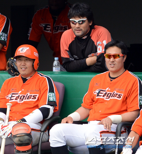 
	���ξ߱� �Ｚ�� ��ȭ�� ��Ⱑ 6�� �뱸 �ùξ߱��忡�� ��������. ����ȣ�� �ֽ�ȯ, �Ű��� �� ������ �̾߱⸦ ������ �ִ�.

�뱸=���ؿ� ���� noodle@sportschosun.com/2012.05.06/


