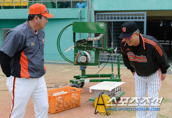 
	11�� û�ֱ��忡�� ������ 2012 ���ξ߱� ��ȭ�� �Ե��� ��⸦ �յΰ� �Ѵ�ȭ ������ ���ȣ ������ ���� �λ縦 ������ �ִ�.�� ������ �Ե� ���ƿ����� �λ縦 ���� �� ������ �㸮�� ���� �λ縦 �ϸ� ������ �����ϰ� �ִ�. û��=����� ���� cjg@sportschosun.com/2012.05.11/


