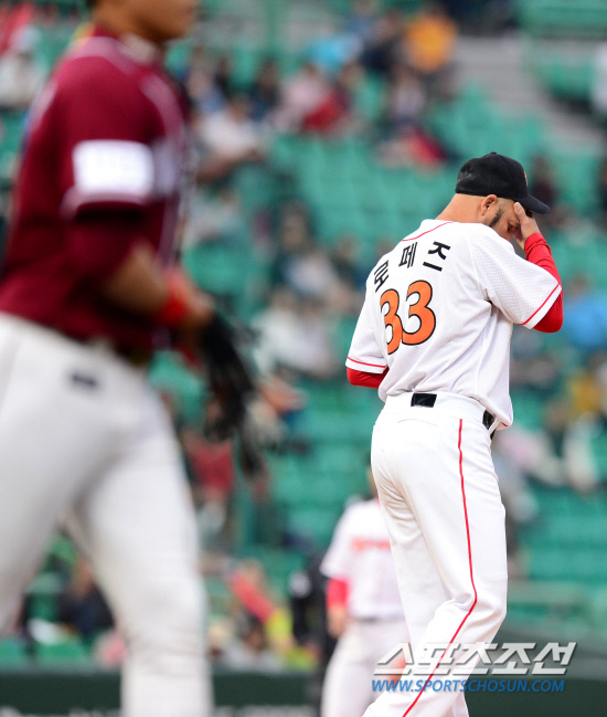 
	��11�� ���� SK-�ؼ������� SK ���� ����� ���� ��� �������� 1�̴׵� ä���� ���ϰ� ��ü�ƴ�. �ؼ� 5�� ����ȣ���� ������ ����� �� ���� �۰� �ִ� ������. ��õ=������ ���� songs@sportschosum.com


