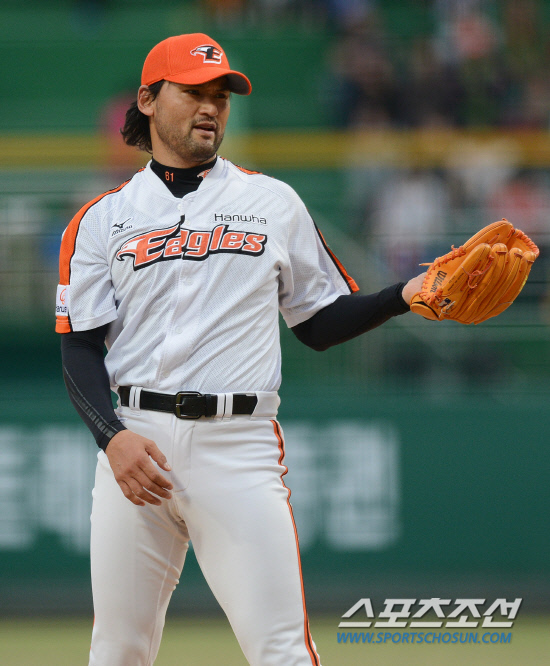 
	11�� û�ֱ��忡�� 2012 ���ξ߱� �Ե��� ��ȭ�� ��Ⱑ ���ȴ�. 1ȸ�� 2�� �Ե� ���ؿ찡 ��ȭ ���� ����ȣ�� ���� ���߿� �ַ����� ģ �� ����ȣ�� ��Ż���ϰ� �ִ�.<BR>û��=����� ���� cjg@sportschosun.com/2012.05.11/
