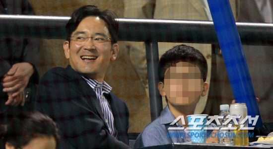 
	���� ���̹� LG�� �Ｚ�� 2012 ���ξ߱� ��Ⱑ 11�� ��� �߱��忡�� ��������. �Ｚ���� ����� ������ �Ƶ�� �Բ� �߱����� ã�� ���� ǥ������ ��⸦ ���Ѻ��� �ִ�.

���=������ ���� rainmaker@sportschosun.com


