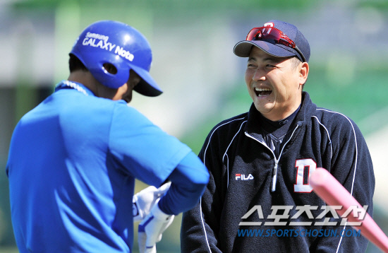 
	�Ｚ �̽¿��� �λ� ����õ�� ģ�� ���̴�. ���� 4��1�� �뱸 �ù���� ���̾߱⸦ ������ �ִ�.

�뱸=���ؿ� ���� noodle@sportschosun.com/2012.04.01/


