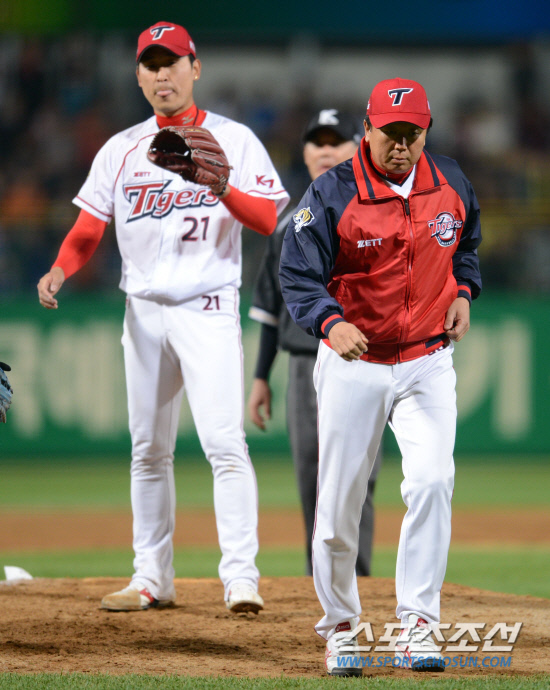 
	�������� ����Ʈ�뷱�� ���� ���ư������� ���Ҵ�. 11�� ���� ����忡�� ���� KIA�� �λ��� �ָ� 3���� ù��° ��� 8ȸ�� 1�� KIA �������� �λ� �ս��忡�� ���ð�� ������ ��Ÿ�� ������� ������ ������ ����忡 �ö� �̾߱⸦ �ϰ� �ִ�. 

����=���� ���� wook@sportschosun.com/2012.05.11/


