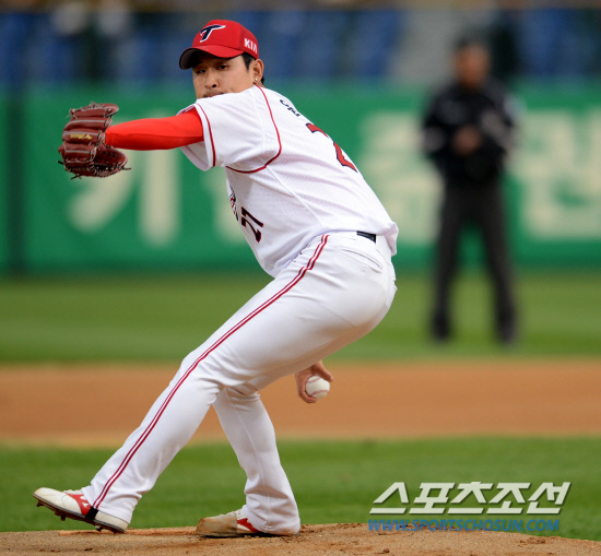 
	KIA�� �λ��� �ָ� 3���� ù��° ��Ⱑ 11�� ���� ����忡�� ���ȴ�. KIA �������� �������� ������ ���� ������ �ִ�. 

����=���� ���� wook@sportschosun.com/2012.05.11/


