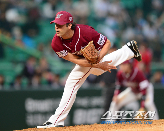 
	��11�� ���� SK-�ؼ������� �ؼ� ���� ����Ʈ�� �����ϰ� �ִ�. ����Ʈ�� �̳� �¸��� 4��°�� �ŵθ� �� �ι� ���� 1���� �پ�ö���. ��õ=������ ���� songs@sportschosum.com/2012.5.11


