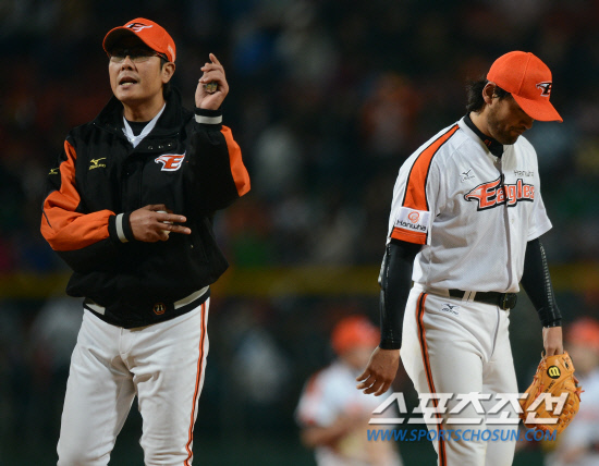 
	11�� û�ֱ��忡�� 2012 ���ξ߱� �Ե��� ��ȭ�� ��Ⱑ ���ȴ�. 5ȸ�� ���� 1,2�翡�� �Ե� ȫ���翡�� 2Ÿ�� 2��Ÿ�� ����� ��ȭ ����ȣ�� ���ǵǰ� �ִ�.

û��=����� ���� cjg@sportschosun.com/2012.05.11/


