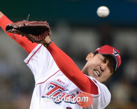 
	KIA �������� �������� 11�� ���� Ȩ��⿡�� 8ȸ �� 1�� �� �λ� �ս��忡�� ���� ��Ÿ�� �¾Ҵ�. �������� �� ��Ÿ �ϳ� ������ ����Ʈ �뷱 �޼��� �����ߴ�. /���� ���� wook@sportschosun.com
