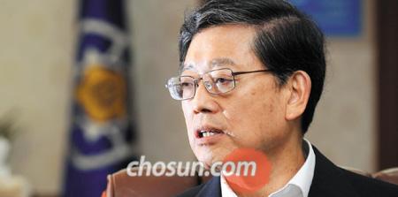 
	��Ȳ�� �����Ѹ��� 11�� ���� ���� ��ȭ�� �����߾�û�� �����ǿ��� ������ ���ͺ並 ���� �������̵��� �� ��� �ϸ鼭 �θ�� �̿� ��ο��� �δ��� �ִ� ȣȭ ��ȥ���� �ϴ� ���� �ٶ������� �ʴ١��� ����ȥ�� ����� �Ʋ� �������̰� ���� �� ���� ���� ���� �ʰڴ��ġ��� ���ߴ�. /���⺴ ���� gibong@chosun.com
