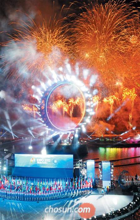 
	15�Ⱓ ������ �غ��ߴ١� '������ ��'�� 93�ϰ� �������١���2012��������ڶ�ȸ���� 11�� ���� ���� ������ ���׿��� �������� ���� ȭ���� ������ ������ �˷ȴ�. 1997�� ����ڶ�ȸ�� ������ ��ġ�ϰڴٰ� ���� ������ �� 15�� ���� ��μ� ���� ������ �����̴�. �̹� �ڶ�ȸ�� 8�� 12�ϱ��� ���� ���߰� ����, ���ο� �ڿ� ���, â���� �ؾ�Ȱ�� ���� ������ 93�ϰ� �̾�����. /�迵�� ���� kyg21@chosun.com
