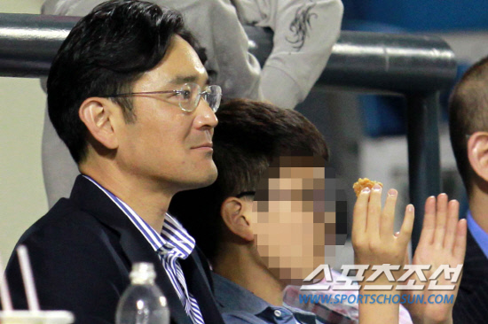 
	���� ���̹� LG�� �Ｚ�� 2012 ���ξ߱� ��Ⱑ 11�� ��� �߱��忡�� ���� ����. �Ｚ���� ����� ������ �Ƶ�� �Բ� ������� ã�� ��ſ� �ð��� ������ �ִ�.

���=������ ���� rainmaker@sportschosun.com/2012.05.11/


