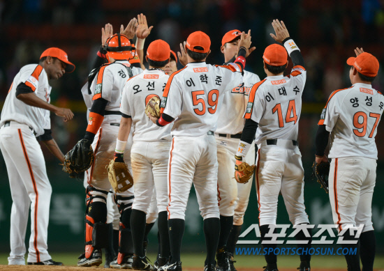 
	11�� û�ֱ��忡�� 2012 ���ξ߱� �Ե��� ��ȭ�� ��Ⱑ ���ȴ�. 0-7�� ������ 15-9�� �뿪������ �ŵ� ��ȭ �������� ����� ���� �� �¸��� �������̺긦 �ϰ� �ִ�.

û��=����� ���� cjg@sportschosun.com/2012.05.11/


