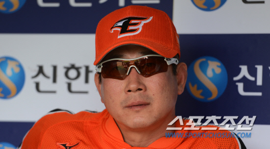 
	1�� ���� ��Ǿ߱��忡�� 2012 ���ξ߱� ��ȭ�� LG�� ��Ⱑ ���ȴ�. ���� �� ��ȭ �Ѵ�ȭ ������ �������� �̾߱⸦ ������ �ִ�.

���= ���� ���� kyungmin@sportschosun.com / 2012.5.1.


