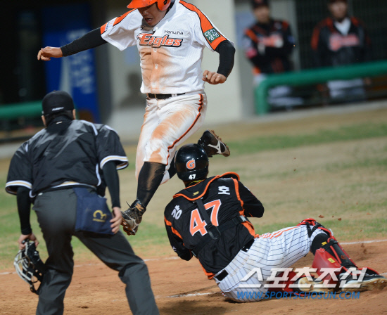 
	11�� û�ֱ��忡�� 2012 ���ξ߱� �Ե��� ��ȭ�� ��Ⱑ ���ȴ�. 7ȸ�� 2�� 1,2�� ��ȭ �������� ��Ÿ �� 2������ �������� Ȩ���� ������ �Ե� ���� ����ȣ�� �±׸� ���� �����ϸ� Ȩ�� ��� �ִ�.

û��=����� ���� cjg@sportschosun.com/2012.05.11/


