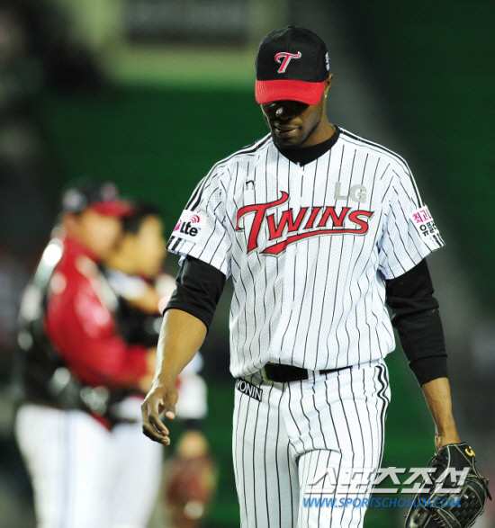 
	�ɼ� ���� �͵� ������ �׺��� ������ '���� ����'�� �ž��Ѵٴ� �ֹ�. LG ��� 13�� ��� �Ｚ���� ���߷� ������ �����̴�. ������ 26�� �ؼ������� ���� ������ ���� �� �����ϰ� �ִ� ����.

���=������ ���� rainmaker@sportschosun.com


