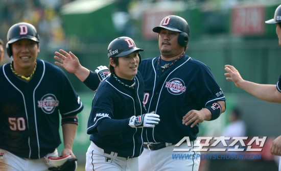 
	KIA�� �λ��� �ָ� 3���� �ι�° ��Ⱑ 12�� ���� ����忡�� ���ȴ�. 1ȸ�� 2�� ���� �λ� �̿����� KIA �ؼ����� ������ �޾��� �¿� ���� ����Ȩ���� �Ͷ߸��� �������ڵ��� ȯ���� �ް� �ִ�.

����=���� ���� wook@sportschosun.com/2012.05.12/


