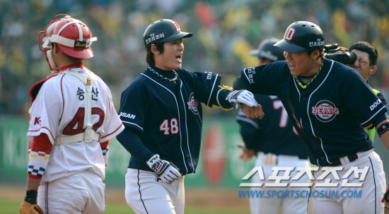 
	KIA�� �λ��� �ָ� 3���� �ι�° ��Ⱑ 12�� ���� ����忡�� ���ȴ�. 1ȸ�� 2�� ���� �λ� �̿����� KIA �ؼ����� ������ �޾��� �¿� ���� ����Ȩ���� �Ͷ߸��� �������ڵ��� ȯ���� �ް� �ִ�.

����=���� ���� wook@sportschosun.com/2012.05.12/


