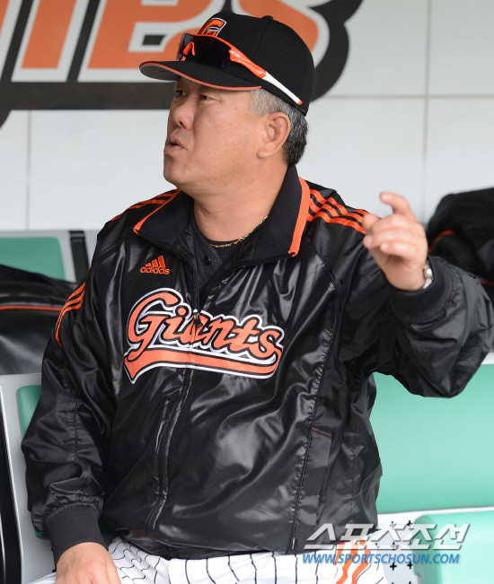 
	12�� �������忡�� ������ 2012 ���ξ߱� �Ե��� ��ȭ�� ��⸦ �յΰ� �Ե� ���ȣ ������ �������� �̾߱⸦ ������ �ִ�.

����=����� ���� cjg@sportschosun.com/2012.05.12/


