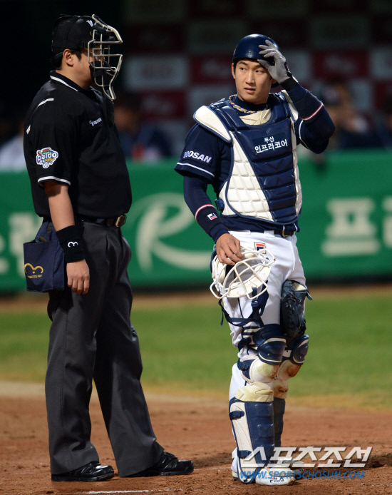 
	�λ� �������� 11�� ���� KIA������ 3ȸ���� �̿�Կ� �輱���� 2�絵�縦 �մ޾� �����ߴ�. 

����=���� ���� wook@sportschosun.com/2012.05.11/


