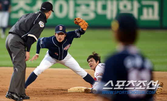 
	KIA �輱���� 11�� �λ��� 3ȸ�� 1�� 1�缭 2�絵�縦 �õ������� �λ� ���� �������� ���� �۱��� �±׾ƿ��Ǵ� ���. ����=���� ���� wook@sportschosun.com/2012.05.11/


