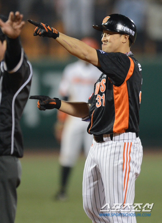 
	�վƼ��� 12�� ���� ��ȭ�� 9ȸ�� ���� ���翡�� �߰߼� Ű�� �ѱ�� �Ͼ��� ���� 2��Ÿ�� ġ�� ȯȣ�ϴ� ���. ����=����� ���� cjg@sportschosun.com/2012.05.12/


