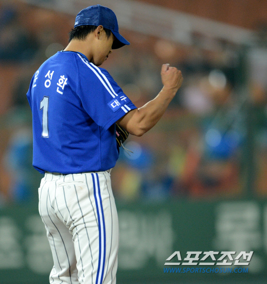 
	�Ե��� �Ｚ�� ���� 3���� ù��° ��Ⱑ 8�� �λ� �������忡�� ���ȴ�. 8ȸ�� 2�� 2�� �������⸦ �ѱ� �Ｚ ����ȯ�� �ָ��� �Ҳ� ��� �ִ�.  �λ�=���� ���� wook@sportschosun.com


