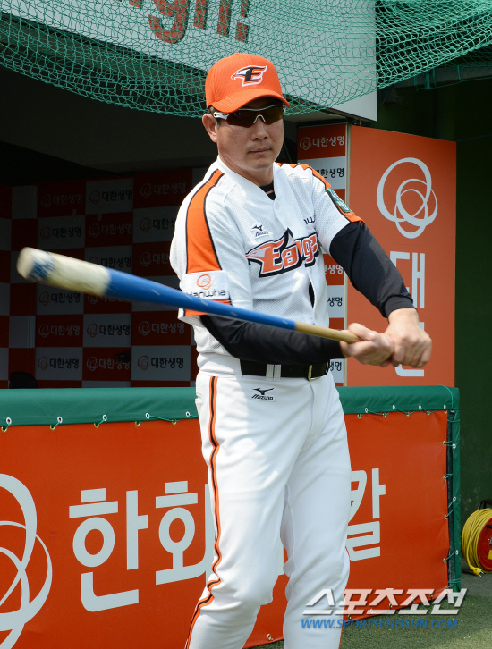 
	13�� �������忡�� ������ 2012 ���ξ߱� �Ե��� ��ȭ�� ��⸦ �յΰ� ��ȭ �Ѵ�ȭ ������ ���ƿ� �տ��� ����̸� �ֵθ��� ����� ������ �޷��� �ִ�. ���� =����� ���� cjg@sportschosun.com/2012.05.13/


