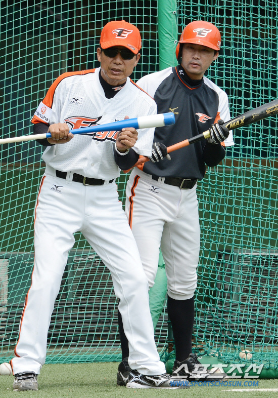 
	13�� �������忡�� ������ 2012 ���ξ߱� �Ե��� ��ȭ�� ��⸦ �յΰ� ��ȭ�� ���� ���� Ÿ����ġ�� �������� ��Ʈ�Ʒ��� �����ϰ� �ִ�. ���� =����� ���� cjg@sportschosun.com/2012.05.13/


