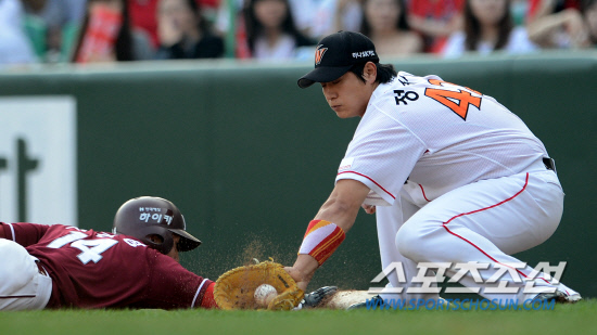 
	���ξ߱� �ؼ��� SK�� ��Ⱑ 13�� ��õ ���о߱��忡�� ��������. ���� ù 1����� ���� ������ ����ȣ�� 4ȸ�� �̿����� ��ٷο� �������� �޾Ƴ��� �ִ�.

��õ=���ؿ� ���� noodle@sportschosun.com/2012.05.13/


