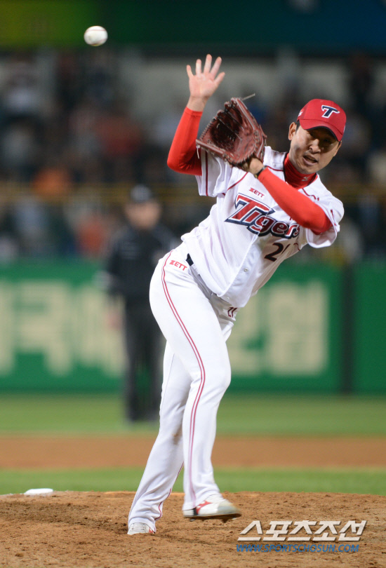 
	�������� 11�� ���� ����忡�� ���� �λ��� 8ȸ�� 1�� �� �λ� �ս��忡�� ù ��Ÿ�� ����ϰ� �ִ�. ���� ������ �������� ����ô� �������� �� ��Ÿ�� ����Ʈ�뷱 �޼��� �����ߴ�. 

����=���� ���� wook@sportschosun.com/2012.05.11/


