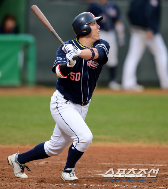 
	KIA�� �λ��� �ָ� 3���� �������� ��Ⱑ 13�� ���� ����忡�� ���ȴ�. 5ȸ�� ���� 2,3�� �λ� �������� ���߰� �潺�� �������� 2Ÿ�� ���� 2��Ÿ�� ġ�� �ִ�.

����=���� ���� wook@sportschosun.com/2012.05.13/


