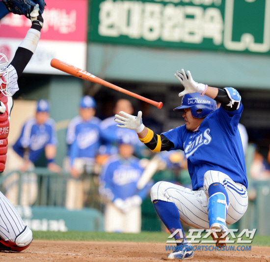 
	�Ｚ �ڼ����� 3ȸ ���ݶ� LG ���� ������ �Ӹ� ��ó�� ���ƿ� ������ ��� �Ѿ����� �ִ�. ���=������ ���� rainmaker@sportschosun.com


