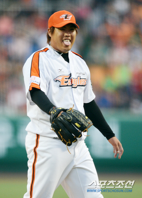 
	13�� �������忡�� 2012 ���ξ߱� �Ե��� ��ȭ�� ��Ⱑ ���ȴ�. 6ȸ�� 2�� �Ե� ���ؿ� Ÿ�� �� ��ȭ �������� ������ �� ������ ���� ���и� �ƽ����ϰ� �ִ�.

���� =����� ���� cjg@sportschosun.com/2012.05.13/


