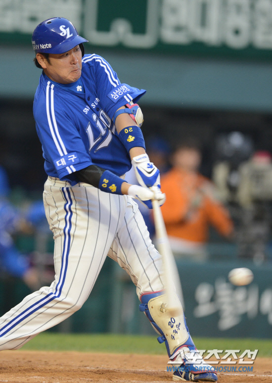 
	����ġ ���� Ŀ�갡 ���������� �������� Ÿ�������� �߽��� �����ִ�. �Ｚ �������� 7ȸ�� Ŀ�긦 �޾��� 2Ÿ�� ����Ÿ�� �Ͷ߸��� �ִ�.

���=������ ���� rainmaker@sportschosun.com


