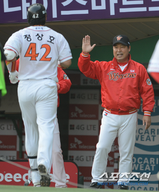 
	���ξ߱� �ؼ��� SK�� ��Ⱑ 13�� ��õ ���о߱��忡�� ��������. ����ȣ�� 2ȸ�� �ַ�Ȩ���� �Ͷ߸��� �̸��� ������ ���ϸ� �ް� �ִ�.

��õ=���ؿ� ���� noodle@sportschosun.com/2012.05.13/


