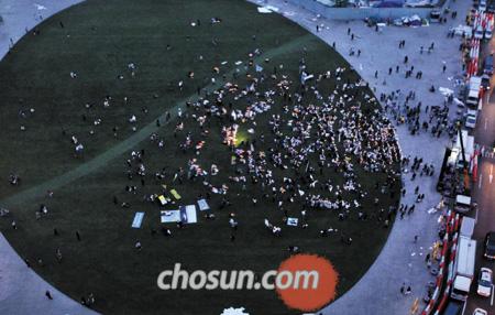 
	12�� ���� 7�� 20�к��� 1�ð� 50�� ���� ���ﱤ�忡�� 5��° �̱��� ����� ���Թݴ� �к���ȸ�� ���ȴ�. ������ �̳� ���� 7��45���� ��û ������ ���. �̳� ��ȸ�� ���� ���� ����� �𿴴� ���� 8�� 30���� ���� �ο��� �����߻� 1000����(��ȸ�� ���� 3000����)�̾���. /���°� ���� ecaro@chosun.com
