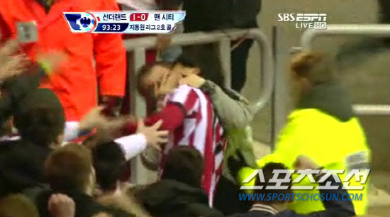 
	�������� ������Ÿ�� ��°�� �ǽ�Ƽ�� 1��0���� ��ħ��Ų ���� �׶��忡 ������ ���ڰ����� �������� ���� ����Ű���� ������ ����� ���߰�ƴ�. ȭ�� ĸó=SBS ESPN


