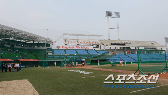 
	���������� ���� ���簡 ��â �������� ��� 8�� 2012 ���ξ߱� ��ƿ� ��ȭ�� ���� �������� ���ȴ�. 1,3�� ��� ���߼� ���簡 ���� �������� ��� �������� �Ʒ��� �ϰ� �ִ�. ����=����� ���� cjg@sportschosun.com/2012.05.08/


