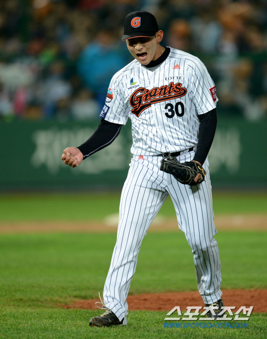 
	�Ե��� �Ｚ�� ���� 3���� �������� ��Ⱑ 10�� �λ� �������忡�� ���ȴ�. 8ȸ�� 2�� 1,2�� �Ｚ �����츦 ����ó���ϸ� �̴��� �������� �Ե� �ִ뼺�� ȯȣ�ϰ� �ִ�.

�λ�=���� ���� wook@sportschosun.com/2012.05.10/


