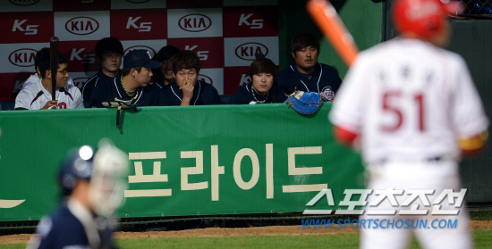 
	������ ���� �������� �����ϰ� �Ѵ�. ���� 11�� ���� KIA���� ���� �������� ���� �������� ��ġ�� �ɾ� 4ȸ�� ����� Ÿ���� �м��ϸ� �޸��ϰ� �ִ�. 

����=���� ���� wook@sportschosun.com/2012.05.11/


