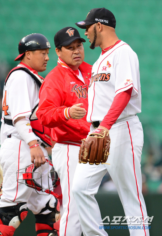 
	SK �̸��� ������ 11�� �ؼ����� 1ȸ�� ������ ���� ����� ���ǽ�Ű�� �ִ�. ��õ=������ ���� songs@sportschosum.com


