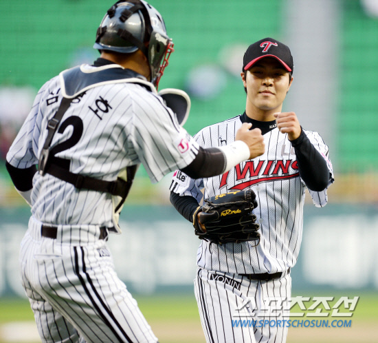 
	LG �ּ����� ���� 2�� ��� ��ȭ������ ��ȭ ���̽� �������� ���� ù ���� �Ű��ϸ� ���� ���������� '�������'�� �ƴ�.

������ ���� rainmaker@sportschosun.com/2012.05.02/


