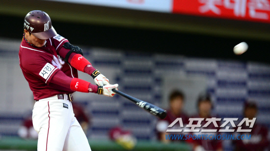 
	15�� �λ�����߱��忡�� ���� ���ξ߱� �Ե��� �ؼ��� ��⿡�� �ؼ� ��ο찡 2ȸ ���� ���翡�� �Ե� �絵��Ű�� ���� �������� ���ȴ�. ������ ��Ʈ�� �ֵθ��� �ִ� ��ο�. �λ�=������ ���� songs@sportschosum.com


