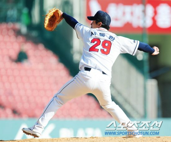 
	�λ� ����ȯ�� 15�� ���� ù ���ߵ����� ��� ��ȭ���� ������ ���������� ������. ������ ���� rainmaker@sportschosun.com


