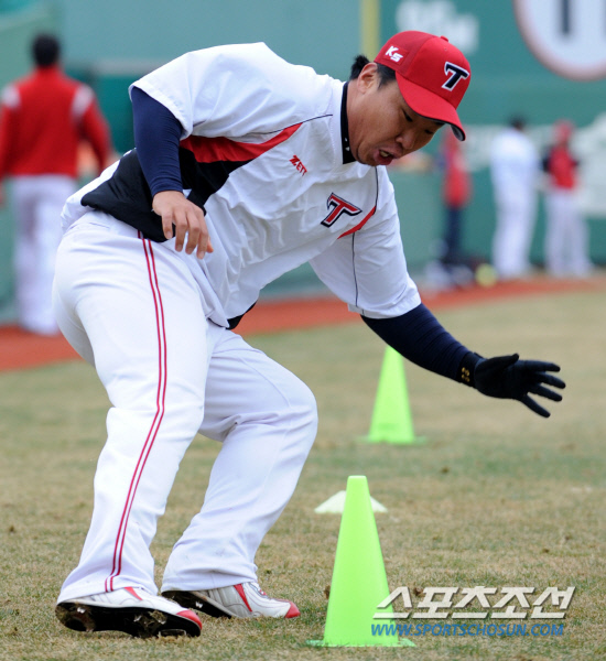 
	�Ե��� KIA�� 2012 ���ξ߱� �ù���Ⱑ 23�� �λ� �������忡�� ���ȴ�. ��� �� KIA �̹�ȣ�� �Ʒ��� �ϰ� �ִ�.

�λ�=���� ���� wook@sportschosun.com/2012.03.23/


