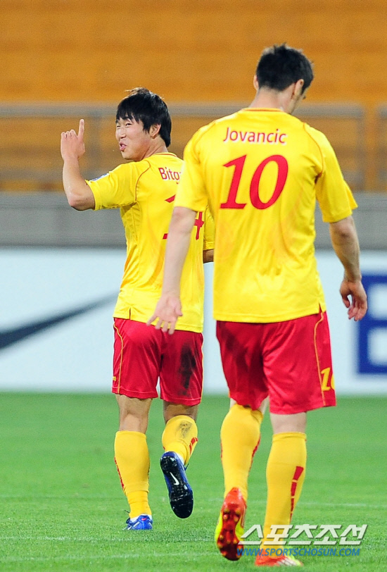 
	�����౸ ������ȭ(�ѱ�)�� ��������(����)�� 15�� �߱� ���� �״ٽ�Ÿ��򿡼� ���� �ƽþ��౸����(AFC) è�Ǿ𽺸��� ���� ���� G�� 6���� ���� �״�(�߱�)���� ��⿡�� ���� �ְ� ���� ��� ���̰� �ִ�./����(�߱�)=�������������


