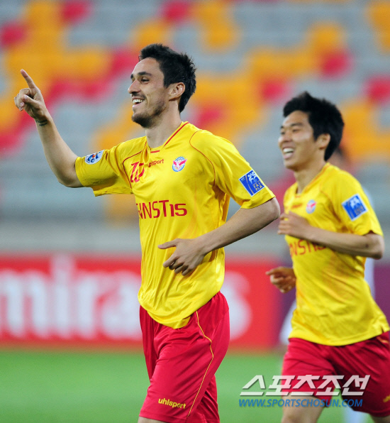 
	�����౸ ������ȭ(�ѱ�)�� ���ġġ(����)�� 15�� �߱� ���� �״ٽ�Ÿ��򿡼� ���� �ƽþ��౸����(AFC) è�Ǿ𽺸��� ���� ���� G�� 6���� ���� �״�(�߱�)���� ��⿡�� ���� �ְ� ���� ��� ���̰� �ִ�./����(�߱�)=�������������


