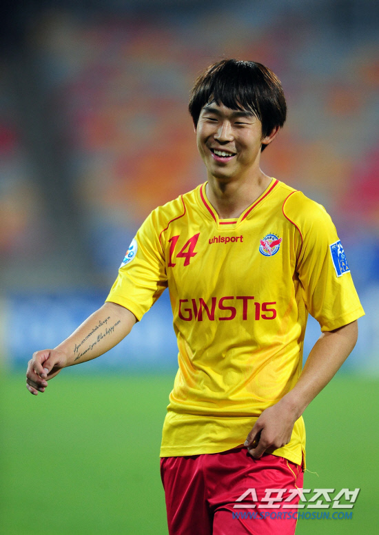 
	�����౸ ������ȭ(�ѱ�)�� ���������� 15�� �߱� ���� �״ٽ�Ÿ��򿡼� ���� �ƽþ��౸����(AFC) è�Ǿ𽺸��� ���� ���� G�� 6���� ���� �״�(�߱�)���� ��⿡�� ��� ���� �ִ�./����(�߱�)=�������������


